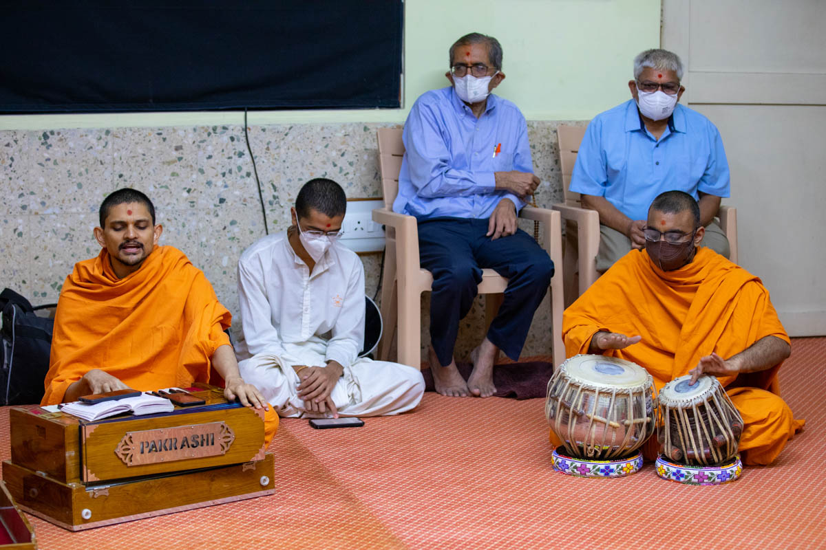 Uttamyogi Swami sings a kirtan in Swamishri's morning puja