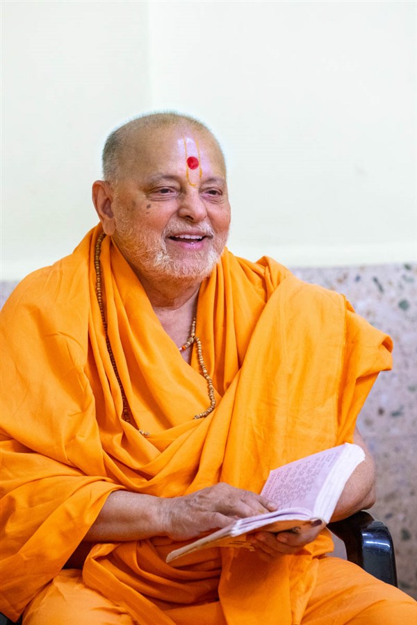 Pujya Ishwarcharan Swami sings a kirtan in Swamishri's morning puja