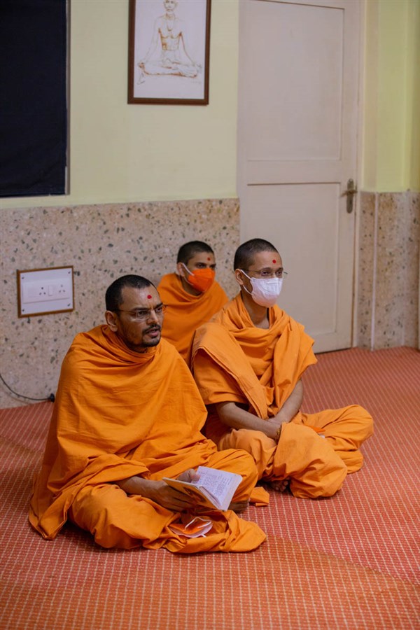 Brahmanayan Swami sings a kirtan in Swamishri's daily puja