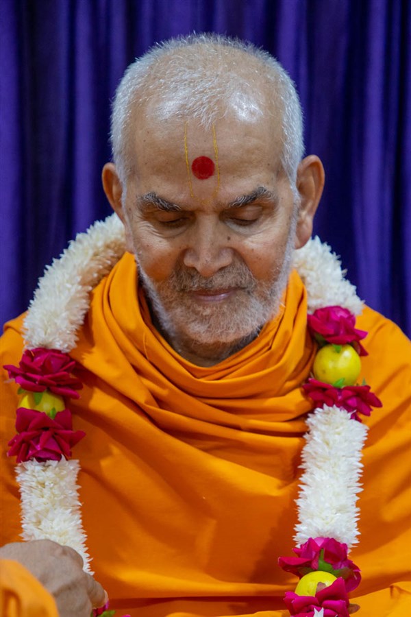 Swamishri observes the garland