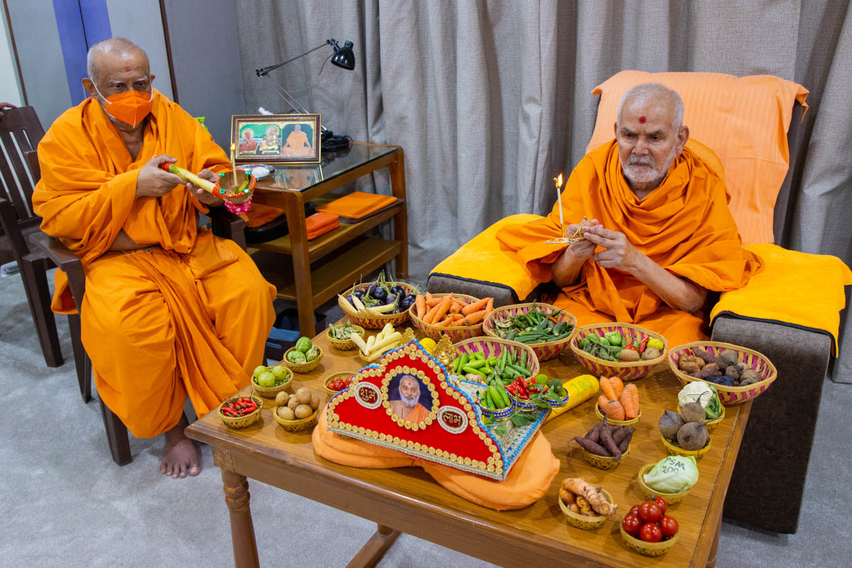 Swamishri and Atmaswarup Swami perform the arti