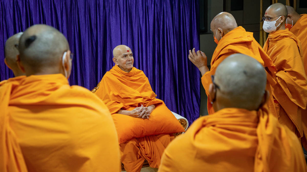 Swamishri converses with Atmaswarup Swami