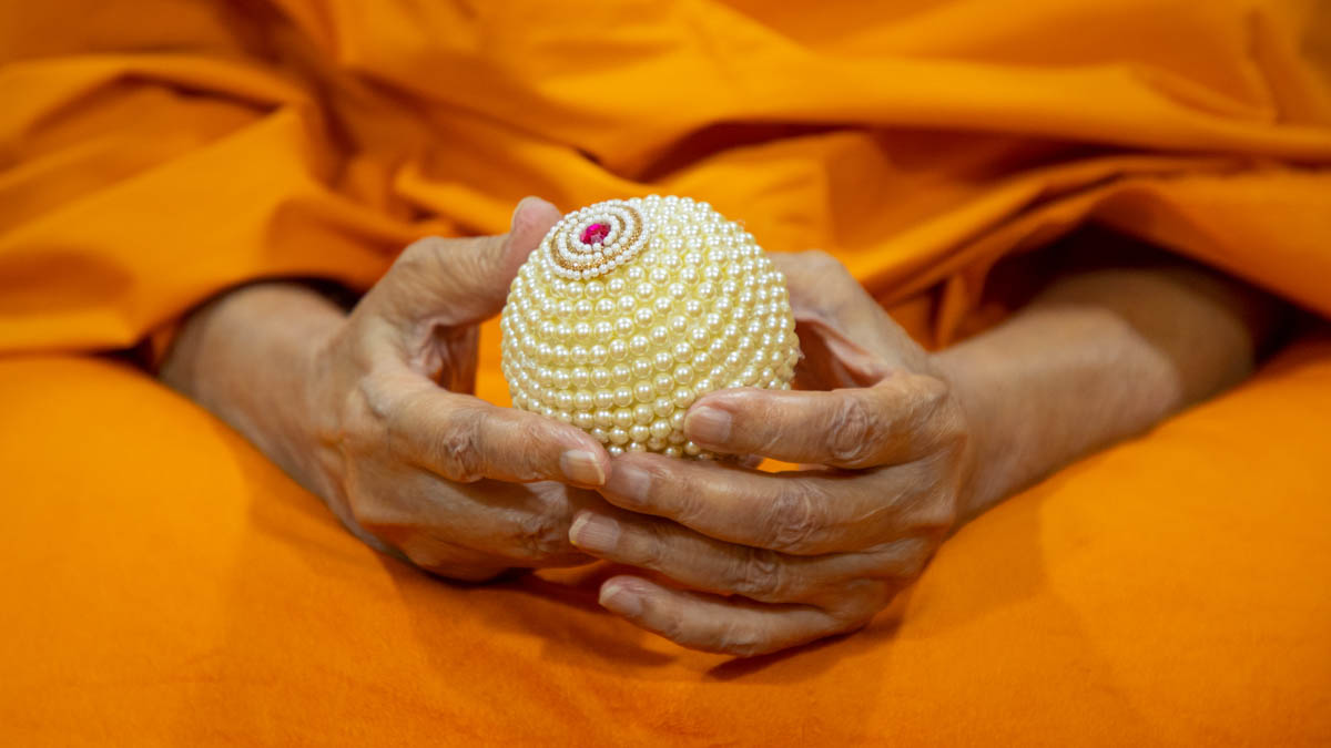 Swamishri sanctifies a decorative ball