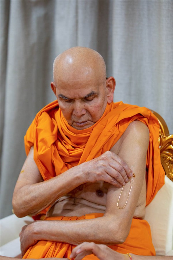 Swamishri performs his puja after the lunar eclipse
