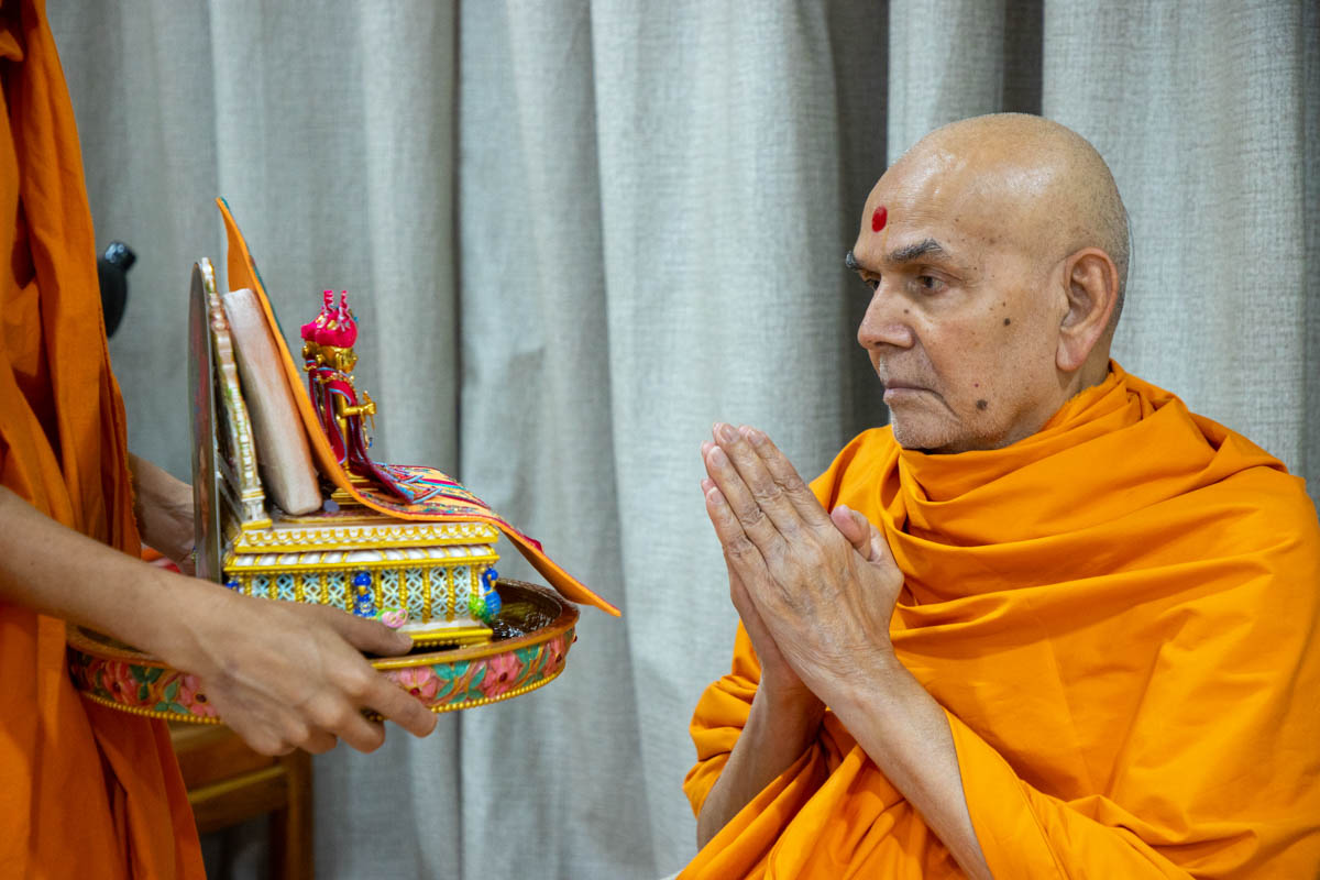 Swamishri engrossed in darshan of Shri Harikrishna Maharaj and Shri Gunatitanand Swami in the evening