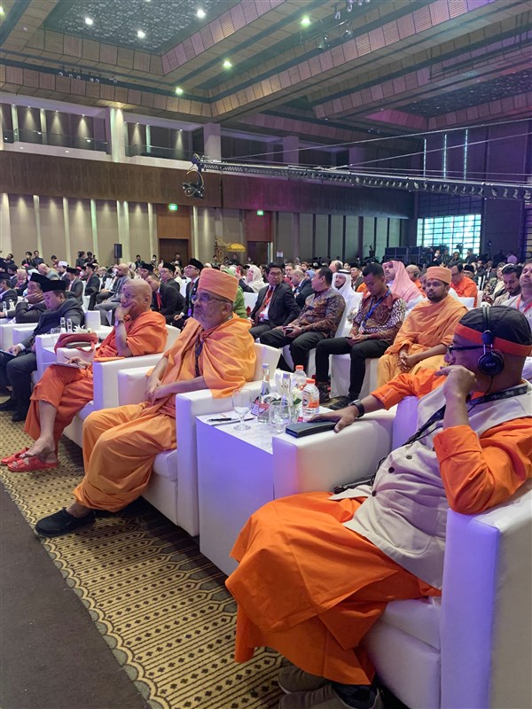 Mahamahopadhyay Bhadreshdas Swami was joined by two other delegates from India, Swami Govinda Dev Giri Maharaj and Swami Mitranand Saraswati