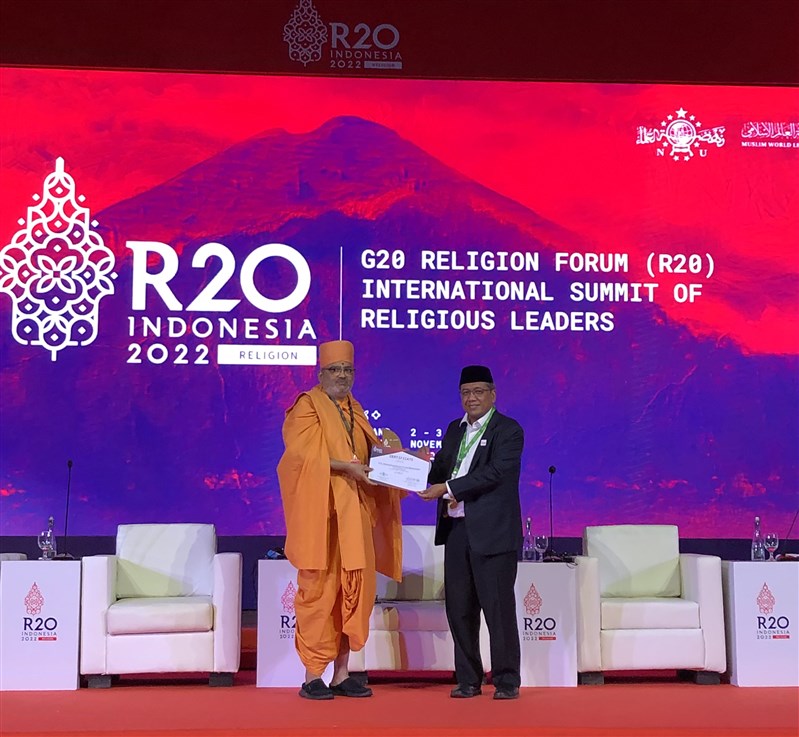 Dr Achmad Ubaedillah, Secretary of the R20 Indonesia Organizing Committee, honoured Bhadreshdas Swami for his address at the summit
