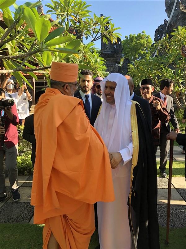 Dr Al-Issa warmly thanked Bhadreshdas Swami for participating in the historic occasion