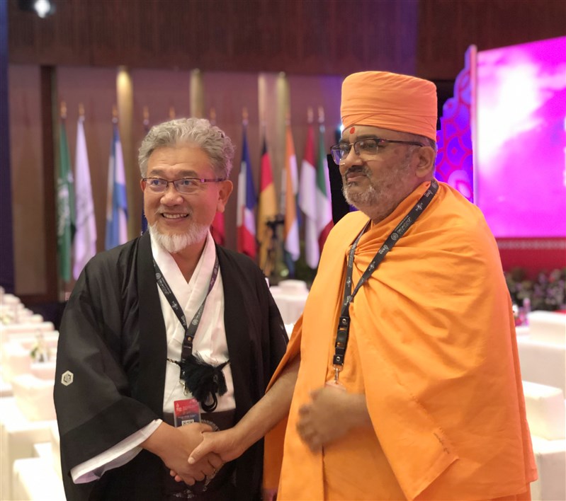 Mahamahopadhyay Bhadreshdas Swami met several delegates during and outside of the summit to continue the dialogue on religious diversity and interfaith harmony