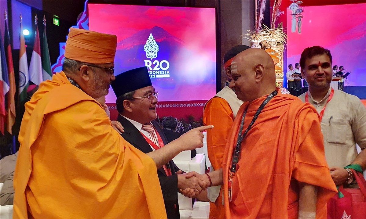 Bhadreshdas Swami introduces Govinda Dev Giri Maharaj, Treasurer of the Shri Ram Janmabhoomi Trust (India), to one of the summit organisers