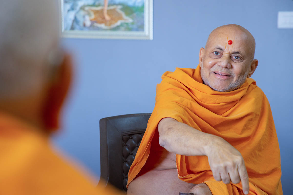 Pujya Viveksagar Swami in conversation with Swamishri