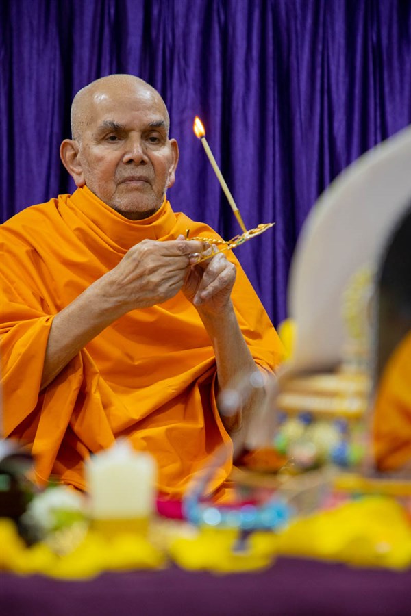 Param Pujya Mahant Swami Maharaj performs the morning arti
