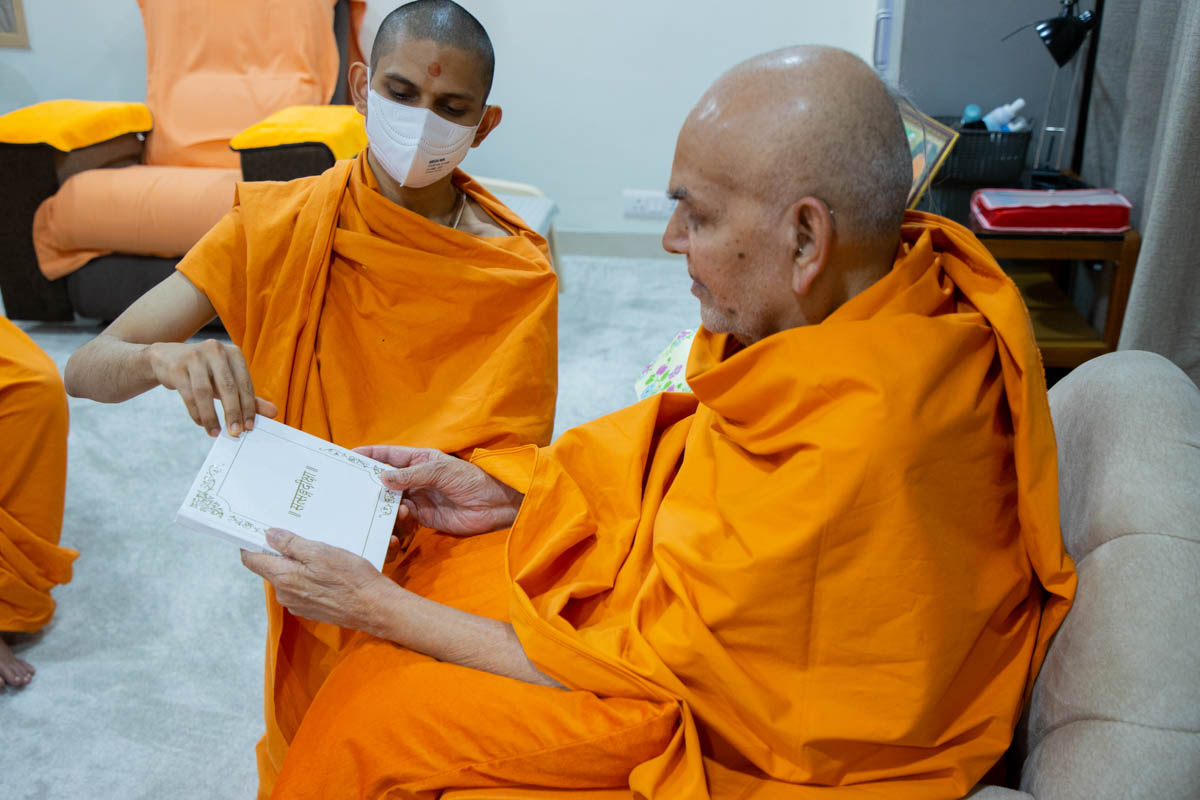 Swamishri observes a book 'Satsang Diksha'