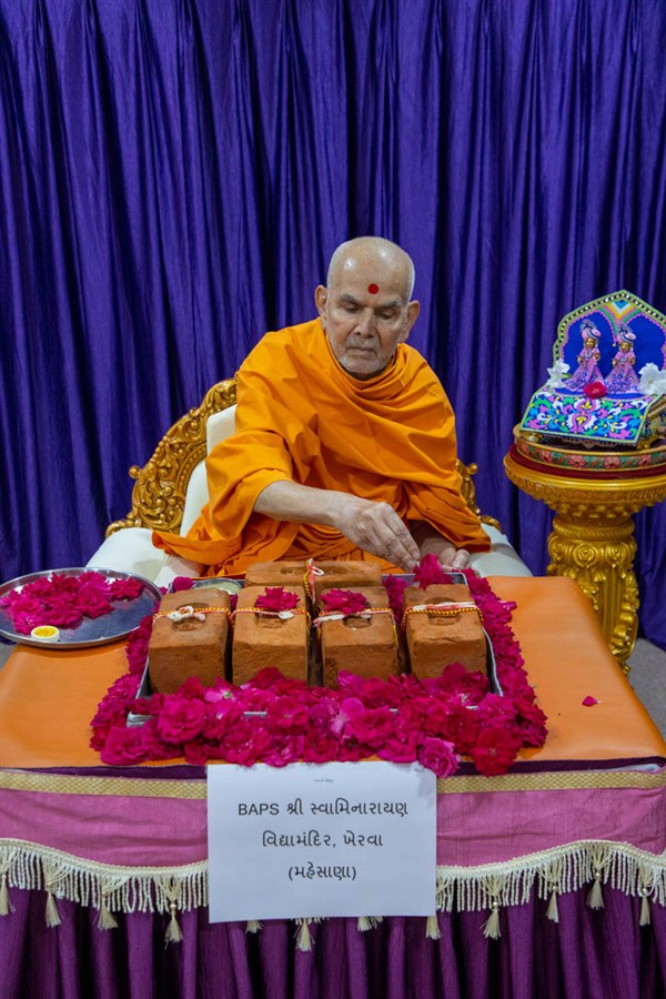 Swamishri sanctifies bricks to start construction of BAPS Shri Swaminarayan Vidyamandir, Kherva (Mahesana), India
