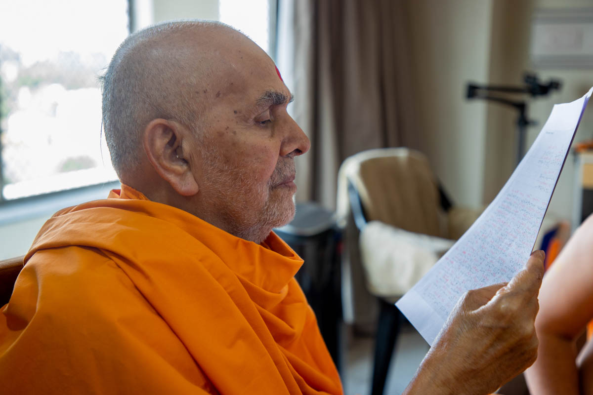 Swamishri reads an old letter from Brahmaswarup Yogiji Maharaj