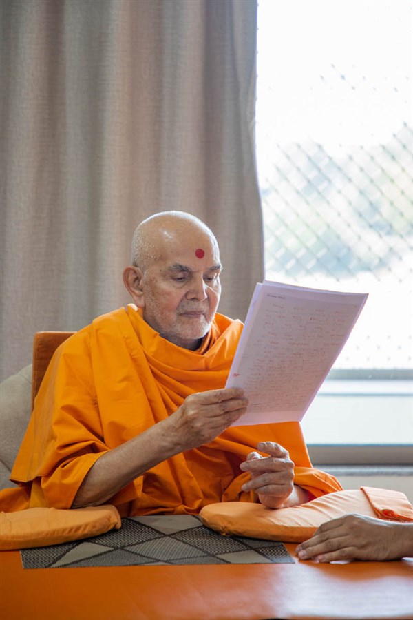 Swamishri reads a letter