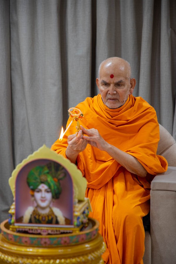 Swamishri performs the evening arti in the evening