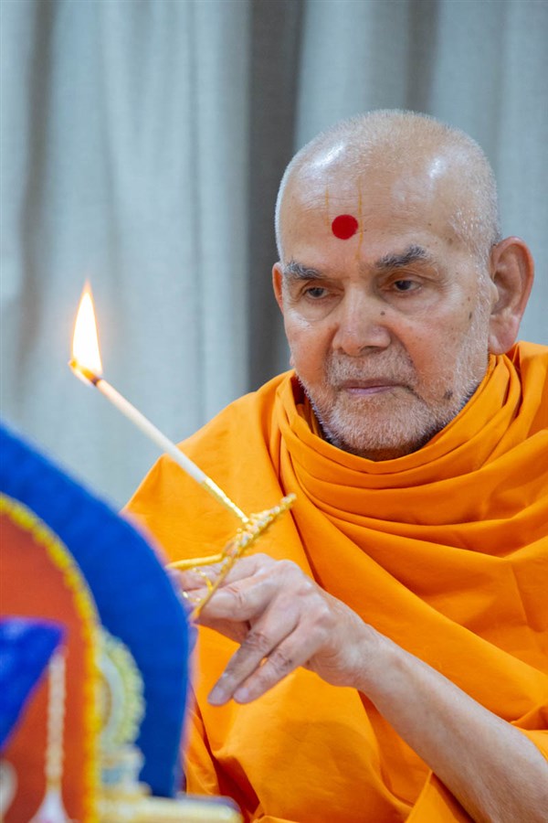Swamishri performs the evening arti in the evening