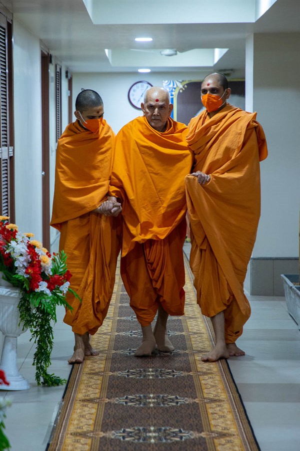 Swamishri after his puja