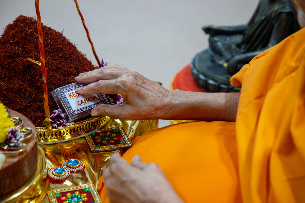 Swamishri performs the tula rituals