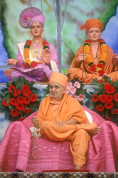 Utsav murtis and Swamishri