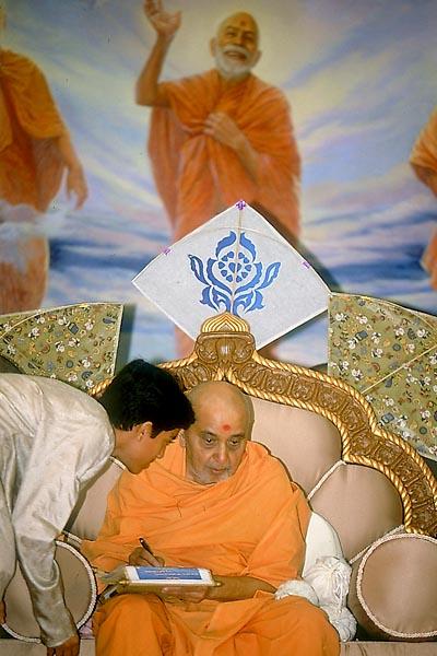 Swamishri listens attentively to a youth 