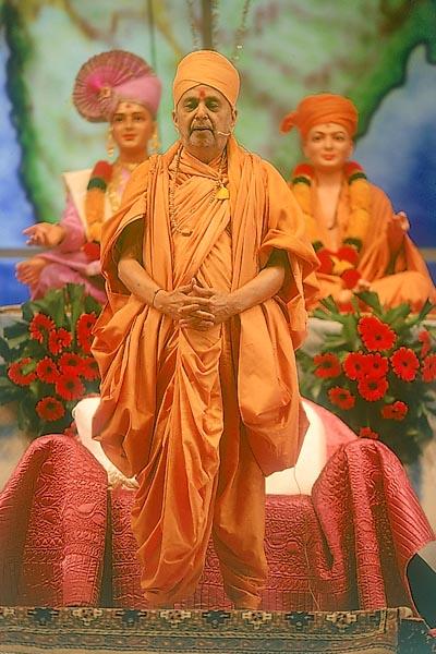 Swamishri traditionally proclaims the joli call, 'Narayan Hare Sacchidanand Prabho', with two jolis on both shoulders 