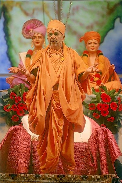 Swamishri traditionally proclaims the joli call, 'Narayan Hare Sacchidanand Prabho', with two jolis on both shoulders 