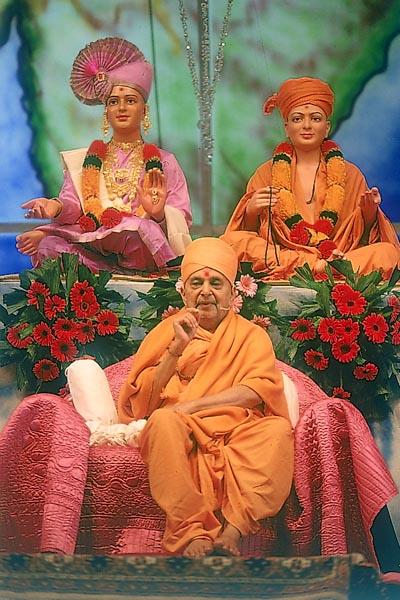 Swamishri blesses the Makar Sankranti assembly