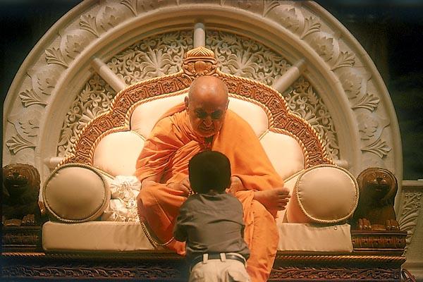 A child talking to Swamishri