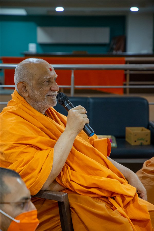 Atmaswarup Swami in conversation with Swamishri
