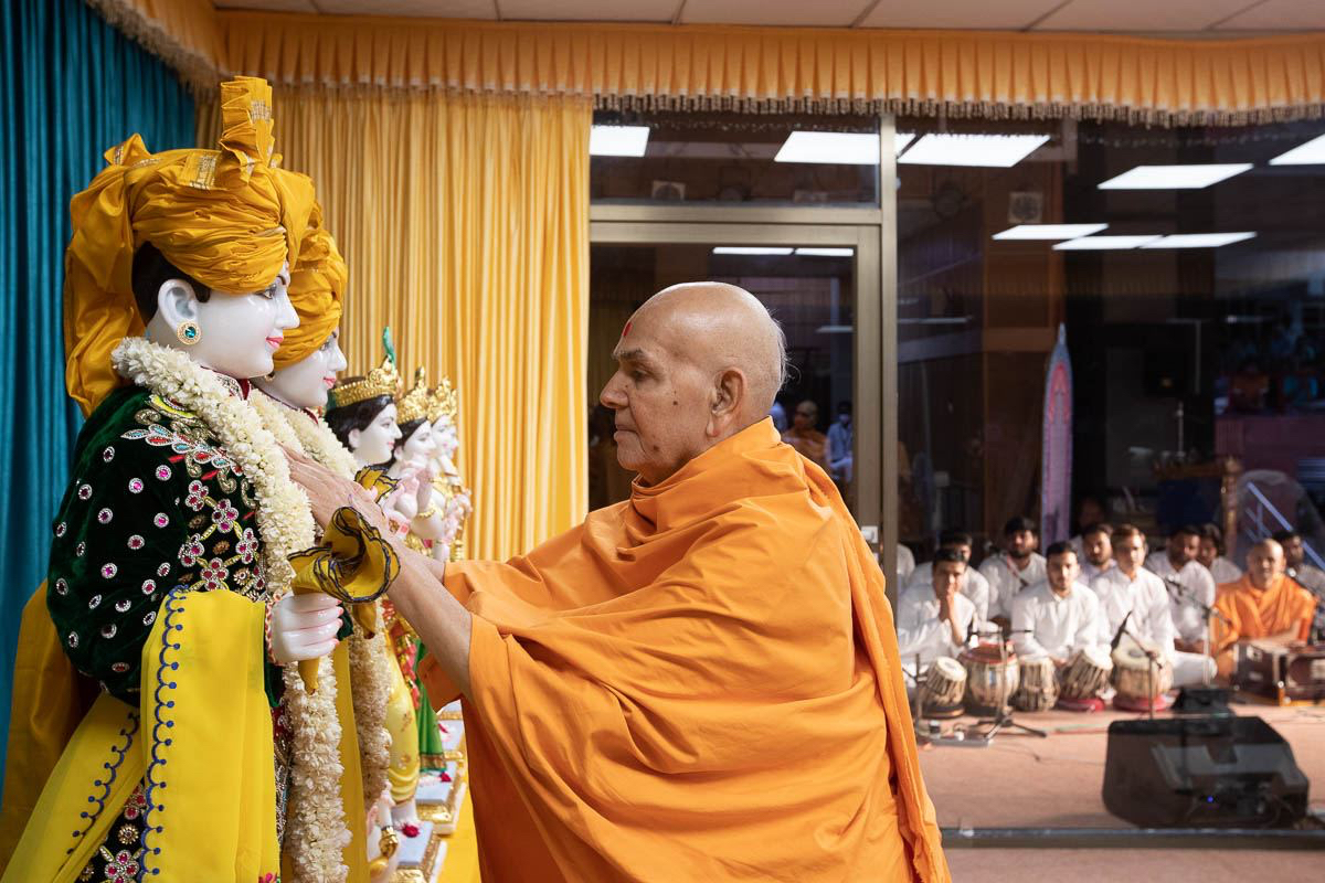 HH Mahant Swami Maharaj Sanctifies Murtis in India