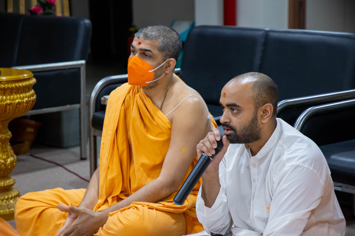 A sadhak sings a kirtan in Swamishri's daily puja