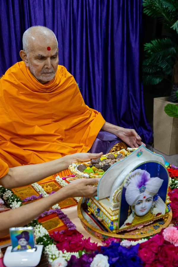 Thal is offered to Shri Harikrishna Maharaj and Shri Gunatitanand Swami