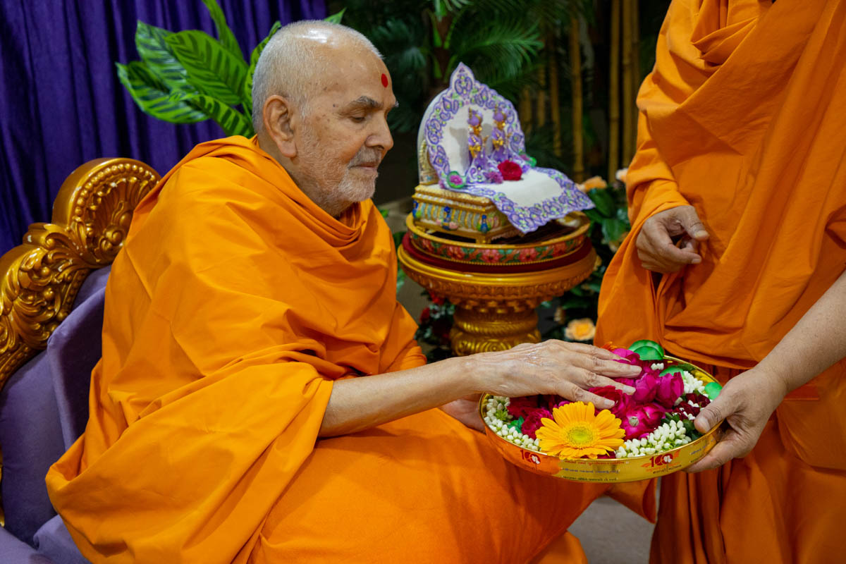 Swamishri sanctifies flowers