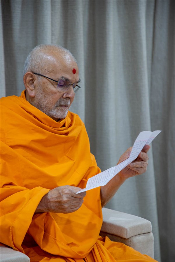 Swamishri reads letters from devotees in the evening