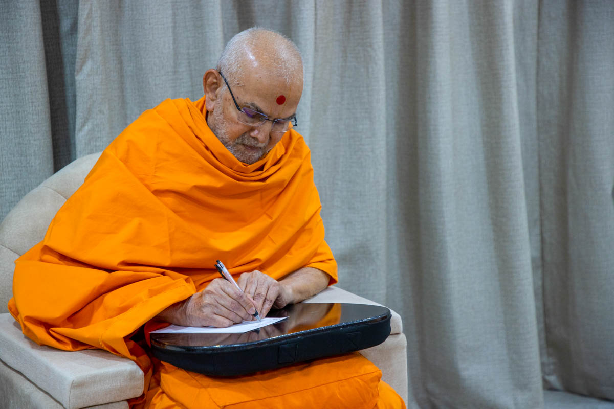 Swamishri replies to letters from devotees