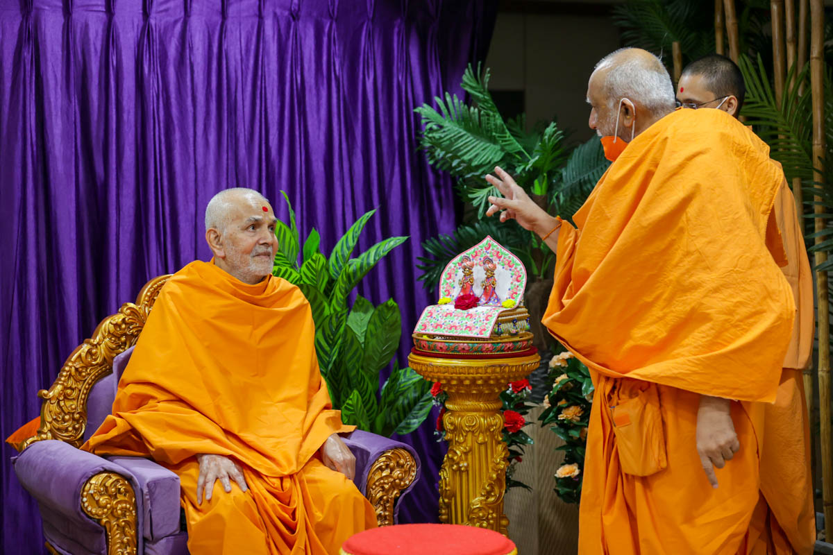 Atmaswarup Swami in conversation with Swamishri