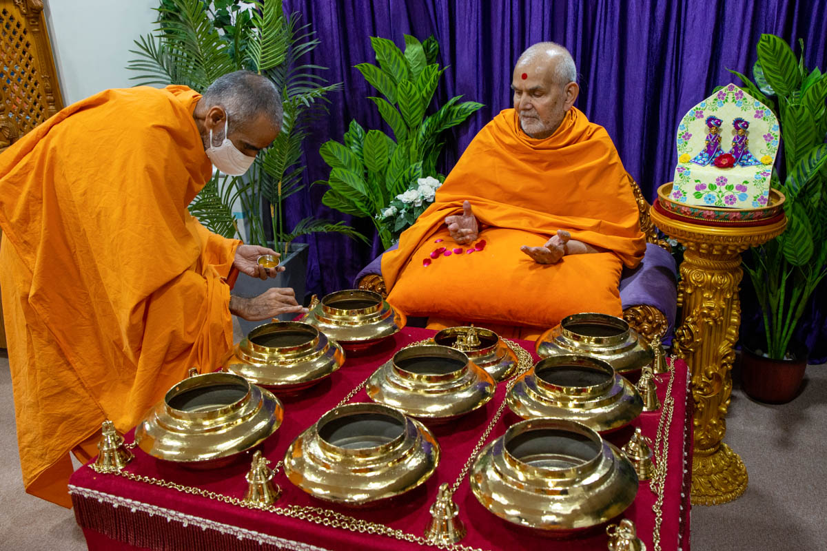 Ananadswarup Swami performs pujan of kalashes