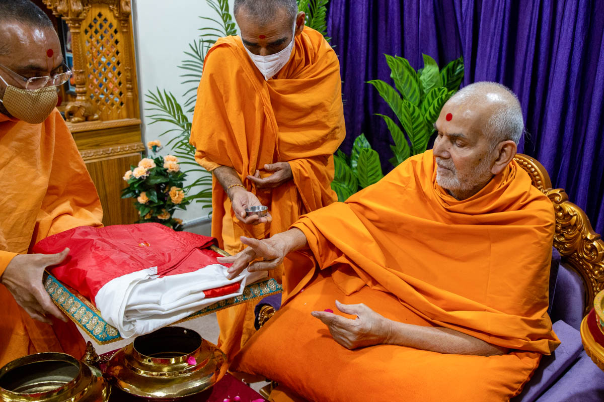 Swamishri performs pujan of the flags