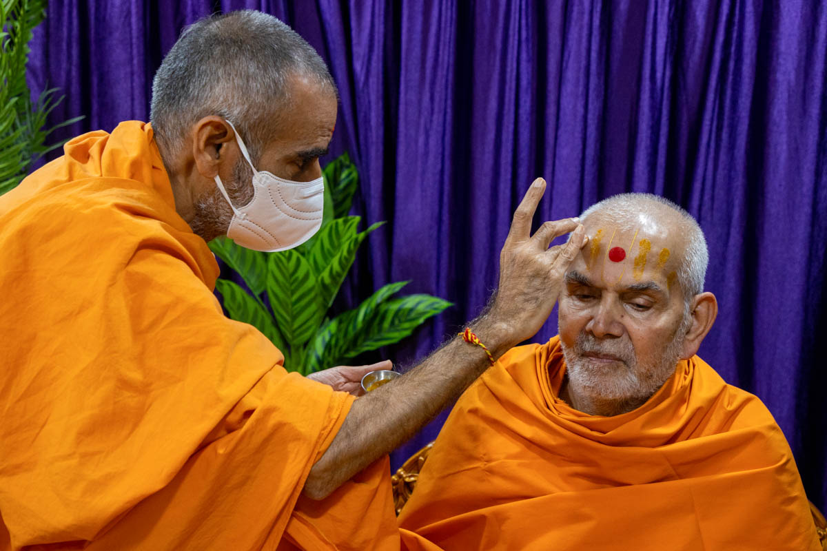 Anandswarup Swami applies chandan archa to Swamishri