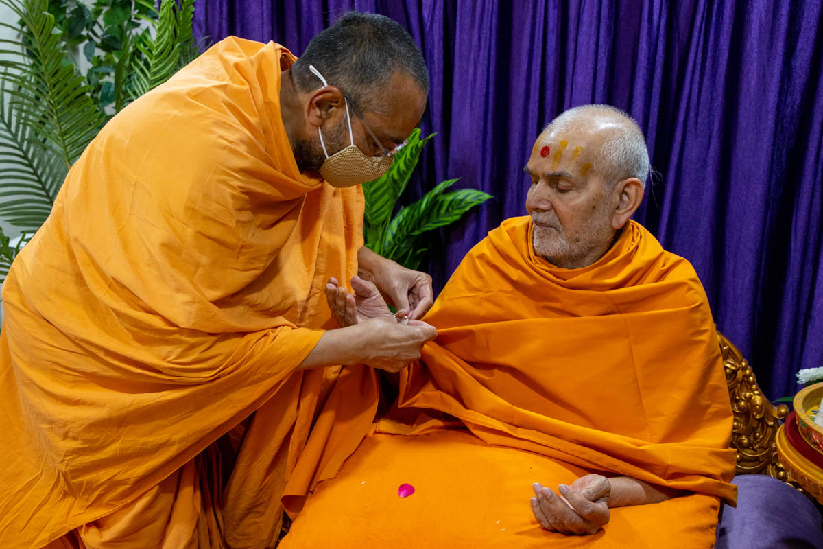 Vishwavihari Swami ties a nadachhadi to Swamishri