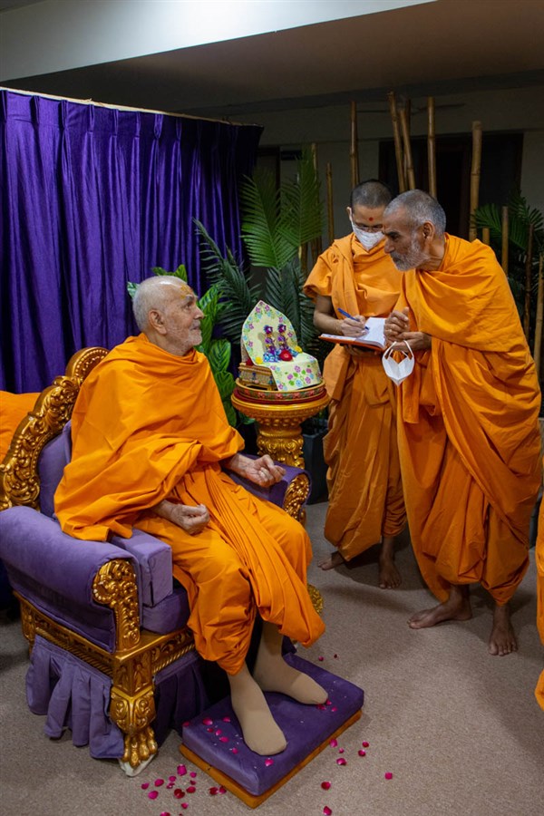 Anandswarup Swami in conversation with Swamishri
