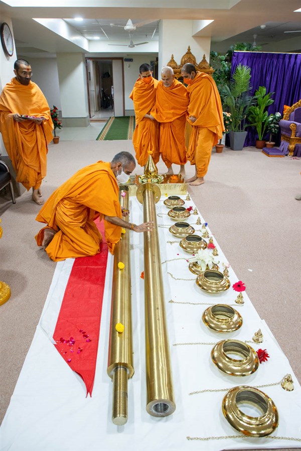 Anandswarup Swami performs pujan of flagstaffs