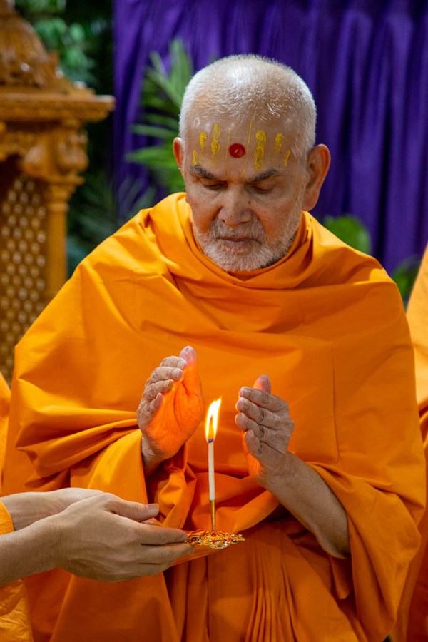 Swamishri takes ashka after the arti