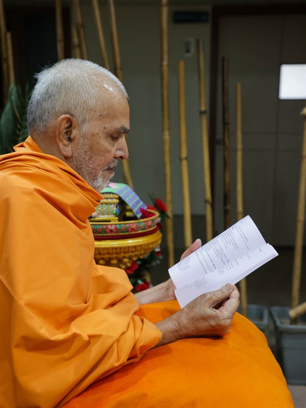Swamishri reads a book