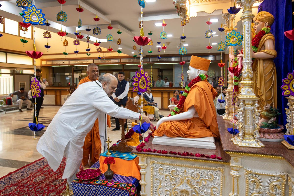 Shri Amit Shah performs pujan of HH Yogiji Maharaj