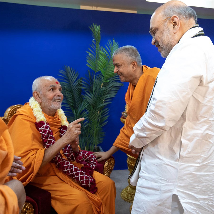 HH Mahant Swami Maharaj in conversation with Shri Amit Shah