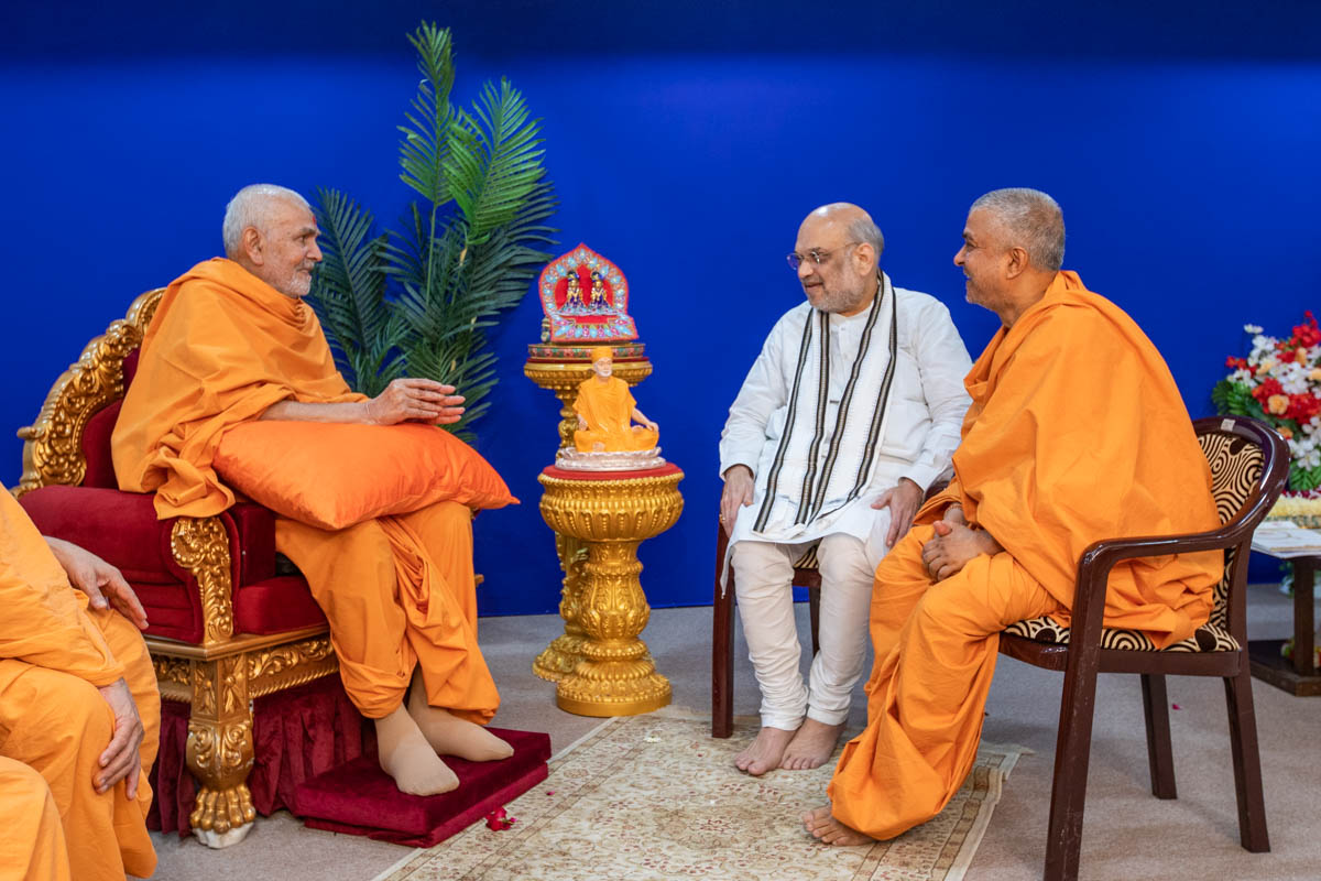 Shri Amit Shah in conversation with Swamishri