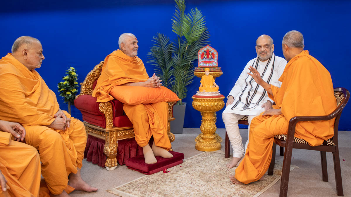 Shri Amit Shah in conversation with Swamishri and BAPS saints